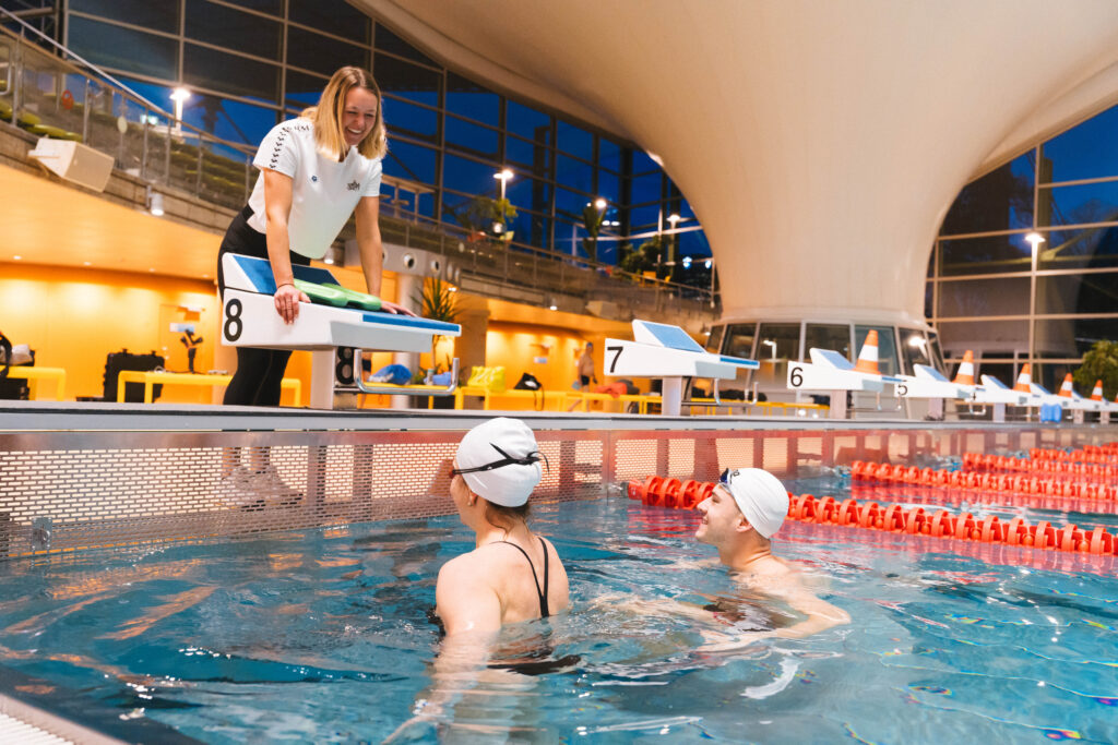 Paulina Böger beim Triathlon Schwimmtraining in München in der Olympia-Schwimmhalle